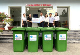 Tặng 30 thùng rác bảo vệ môi trường