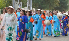 同塔省5500名妇女身穿传统奥黛参加“闪耀莲花”游行