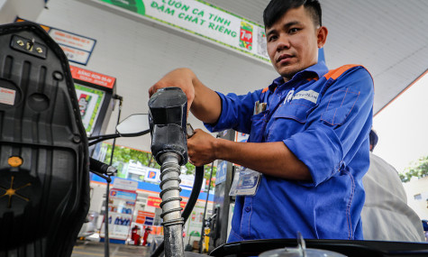 Giá xăng tăng, dầu diesel giảm