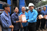 Provincial Labor Confederation visits and gives gifts to workers having difficult circumstances