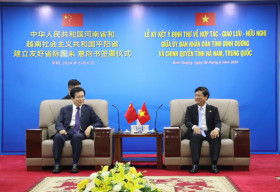 Chairman of Provincial People's Committee receives the delegation of Ha Nam province (China)