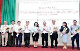 各机关、单位和地方举行越南革命新闻日纪念见面会