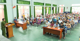 Hàng ngàn chủ nhà trọ dự nghe phổ biến các nội dung về phòng ngừa cháy, nổ