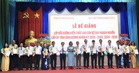 Ceremony awarding certificate of completion for knowledge enhancement course to provincial Party Committee’s planned officials