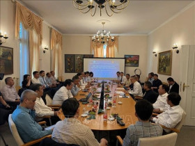越南科技部部长黄成达会见旅德越裔科学家和知识分子