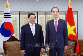 越南政府总理范明政与韩国国务总理韩德洙举行会谈