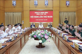 国家主席苏林和政府总理范明政出席中央军委第十次会议