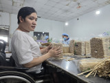 创造就业机会，照顾好残疾劳动者的生活