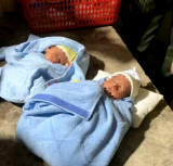 Người dân phát hiện hai bé trai sơ sinh bị bỏ rơi tại bụi cỏ ven đường