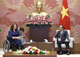 国会副主席陈国方会见美国联邦参议员谭美·达克沃斯