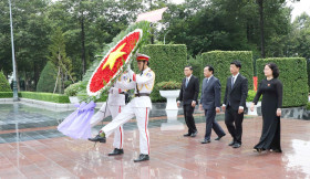 省领导在省烈士陵园敬香缅怀各位英烈