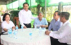 省领导走访慰问各地方的优抚家庭并送去慰问品
