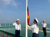 Treo cờ rủ Quốc tang Tổng Bí thư Nguyễn Phú Trọng tại Quần đảo Trường Sa