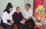 Provincial leaders pay gift visits to heroic Vietnamese mothers, policy beneficiary  families