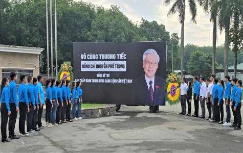 Công nhân lao động Bình Dương tưởng nhớ Tổng Bí thư Nguyễn Phú Trọng