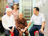 Provincial leaders pay gift visit to policy beneficiary families, revolutionary contributors