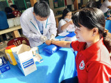 Free medical examination with gifts to the people