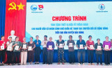 Trao tặng thiết bị điện tử thông minh cho người dân có hoàn cảnh khó khăn