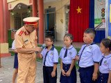 Tuyên truyền an toàn giao thông và trao học bổng cho học sinh có hoàn cảnh khó khăn