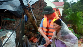 "Lá lành đùm lá rách": Ấm lòng tình người trong bão lũ