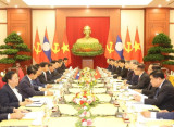 Top leaders of Vietnam and Laos hold talks in Hanoi