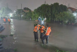 Mưa lớn, nước dâng cao cuốn trôi người phụ nữ cùng ô tô bán tải