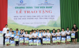 Trao tặng hàng ngàn đầu sách và thiết bị dạy học cho 10 trường tiểu học