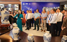 Triển lãm 'Hồn của đất': Giới thiệu 300 tác phẩm gốm sứ về Bác Hồ và Thủ đô