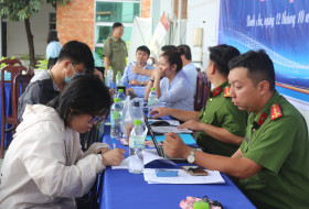 Di An City organizes program "Mobile Public Administration" to serve the people