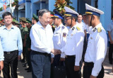 Top leader visits frontline island in Quang Tri