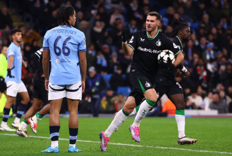 Man City bị cầm hòa dù dẫn ba bàn ở Champions League