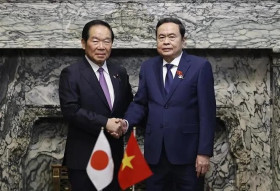 国会主席陈青敏与日本众议院议长额贺福志郎举行会谈