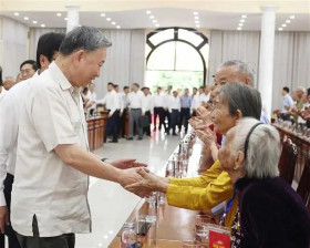 Party leader visits Heroic Mothers, revolution contributors in Dong Thap