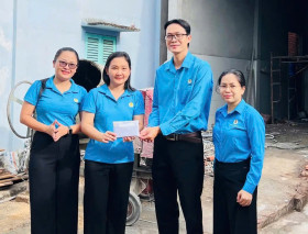 Liên đoàn Lao động TP.Thủ Dầu Một: Trao 100 triệu đồng hỗ trợ xây dựng "Mái ấm Công đoàn" cho đoàn viên khó khăn