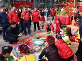 河内市“零越盾春节集市”为2000名贫困者送温暖