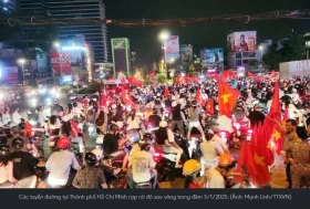 Người dân cả nước mừng chiến thắng của Đội tuyển Bóng đá Việt Nam