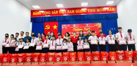 为困难群众和困难学生送去“爱心春节”