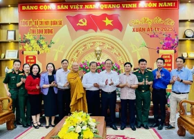 Visiting and extending New Year greetings to armed forces in province