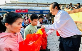 1000名困难人参与“零越盾集市”