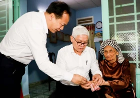 Provincial Party Committee Secretary pays gift visit to policy beneficiary families