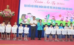 Chương trình “Đại biểu Hội đồng nhân dân với xuân cho trẻ em khó khăn” năm 2025: Trao tặng 300 suất học bổng và quà tết cho trẻ em có hoàn cảnh khó khăn