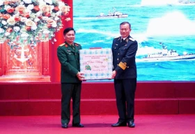 Provincial delegation extends Tet greetings to officers and soldiers of Naval Region 3