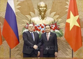 越南国会主席陈青敏会见俄罗斯联邦政府总理米舒斯京