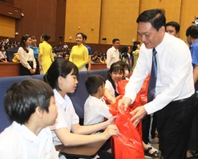 1000 多名儿童参加2025年第 18次平阳省“为困难儿童送去新春温暖”活动