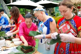 国际游客在潘切市参加包粽子节 体验越南民俗文化