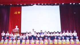 300 phần quà trao tay trẻ em mồ côi do Covid-19, con em các chiến sĩ
