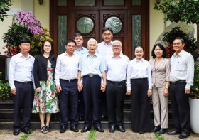 省委书记慰问原国家主席阮明哲家庭并致以新春祝福