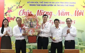 Lãnh đạo tỉnh thăm, chúc mừng huấn luyện viên, vận động viên thể thao trước thềm năm mới