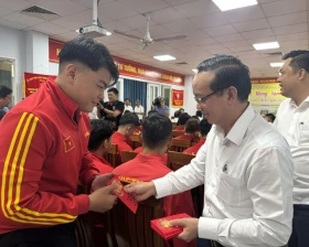 省领导春节前看望教练员和运动员