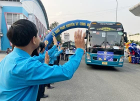 Lãnh đạo tỉnh tiễn hơn 1.600 công nhân lên xe 0 đồng về quê đón tết